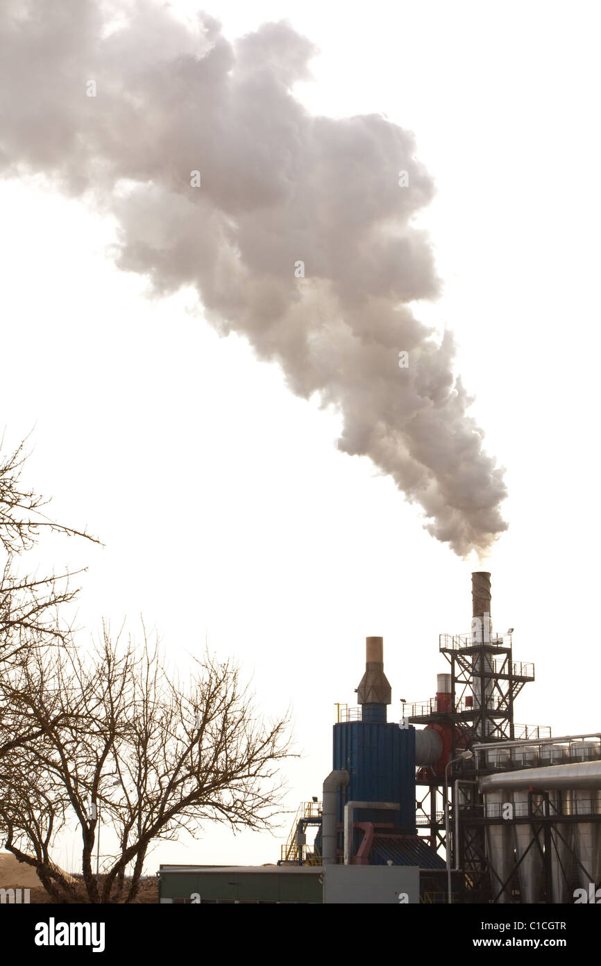 Fumée noire sur le ciel, les problèmes de l'écologie Banque D'Images