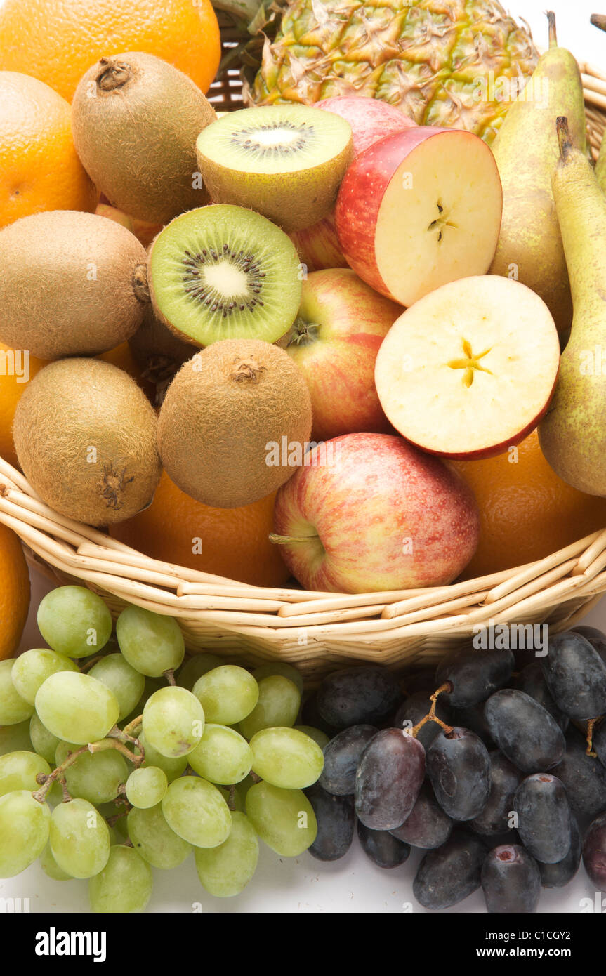 Grand panier de fruits Banque D'Images