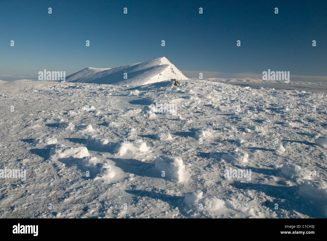 L'empreinte relevée dans la neige sur le sommet de Blencathra en hiver dans le Lake District Banque D'Images