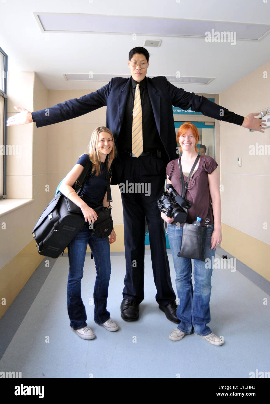 La personne le plus grand du monde, Zhang, Juncai (qui est à 7ft 9ins tall) visites Yao mê (qui est le plus haut du monde vivant Banque D'Images