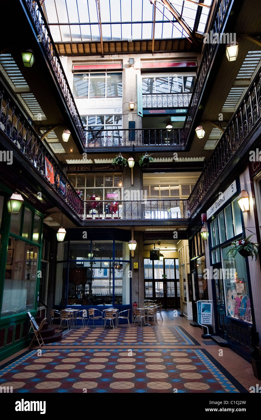 Boutiques indépendantes en Byram Arcade shopping centre Huddersfield Banque D'Images