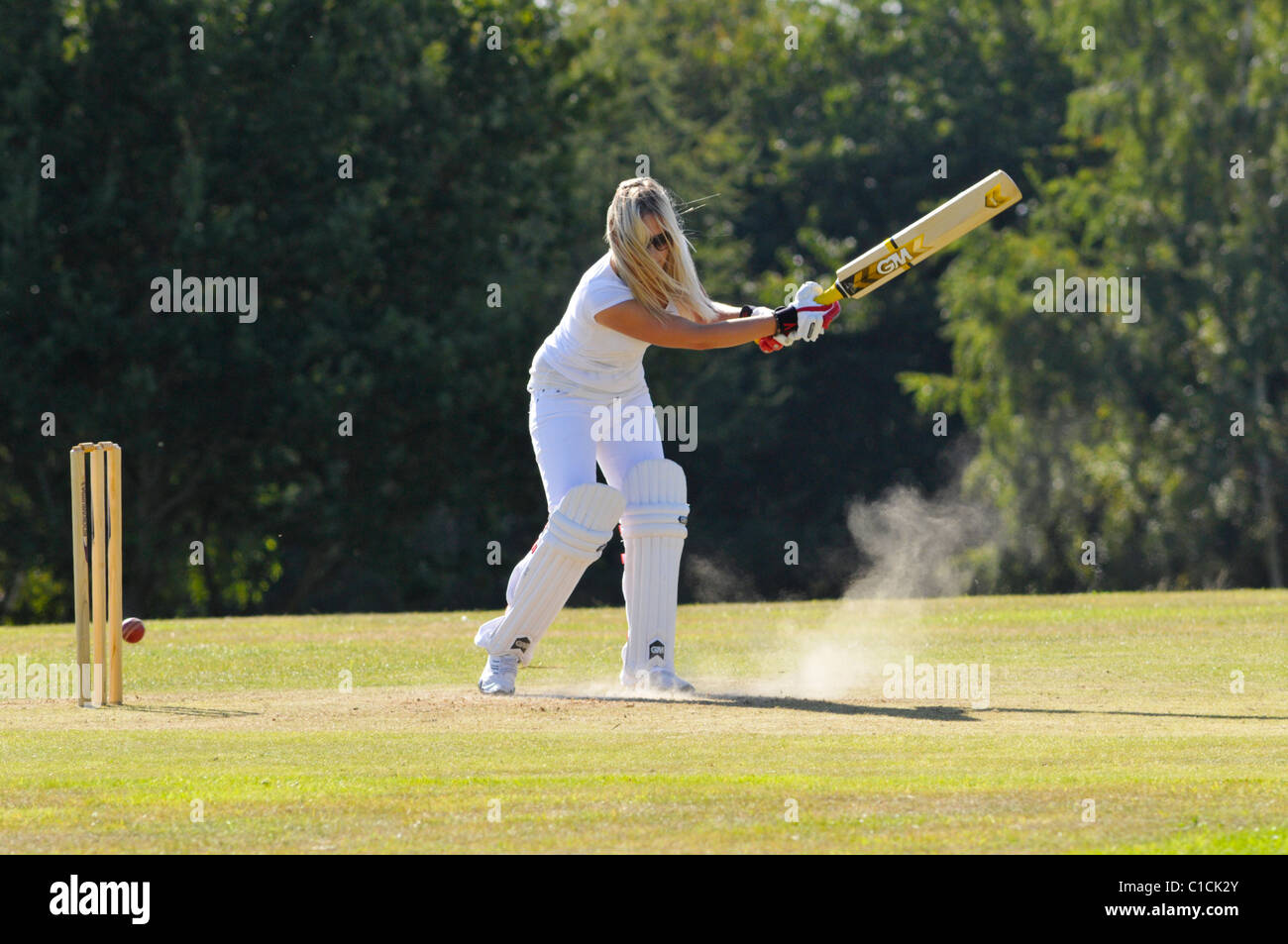 Femme au début des années 20 à jouer au cricket pour le plaisir. Banque D'Images