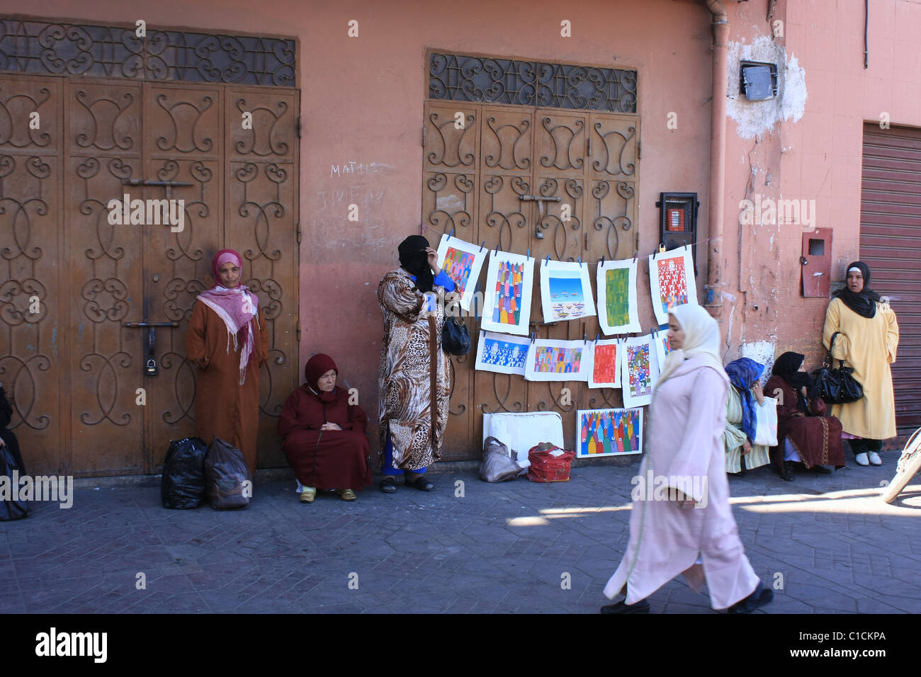 Les femmes marocaines par peintures à Marrakech Banque D'Images