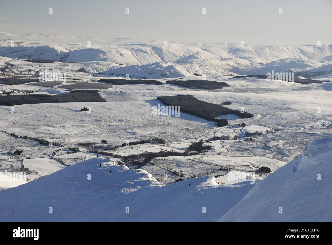 Les promeneurs sur les écailles sont tombées sur Blencathra en hiver dans le Lake District Banque D'Images