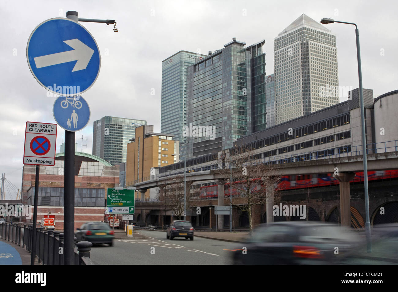 Une vue sur Canary Wharf, Londres, Angleterre, de Aspen Way - avec le trafic passant au premier plan Banque D'Images