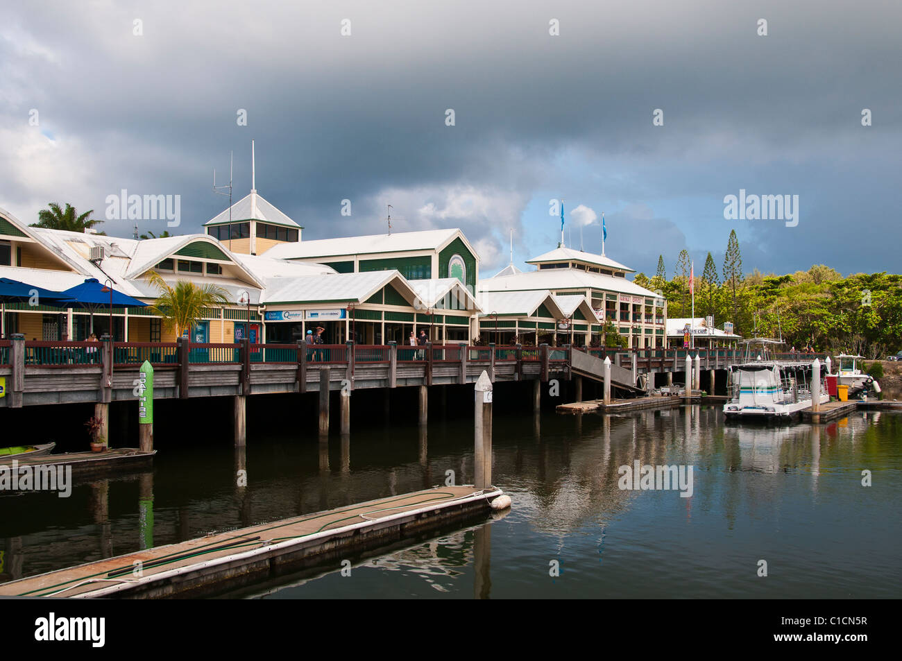 Bâtiments à l'harbour, Port Douglas, Queensland, Australie. Banque D'Images