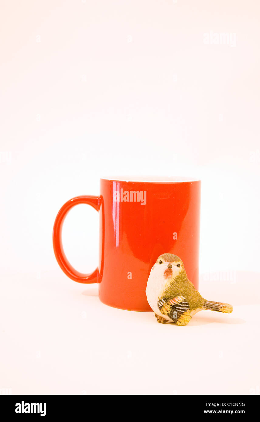 Tasse rouge et figure de tick isolé sur fond blanc Banque D'Images