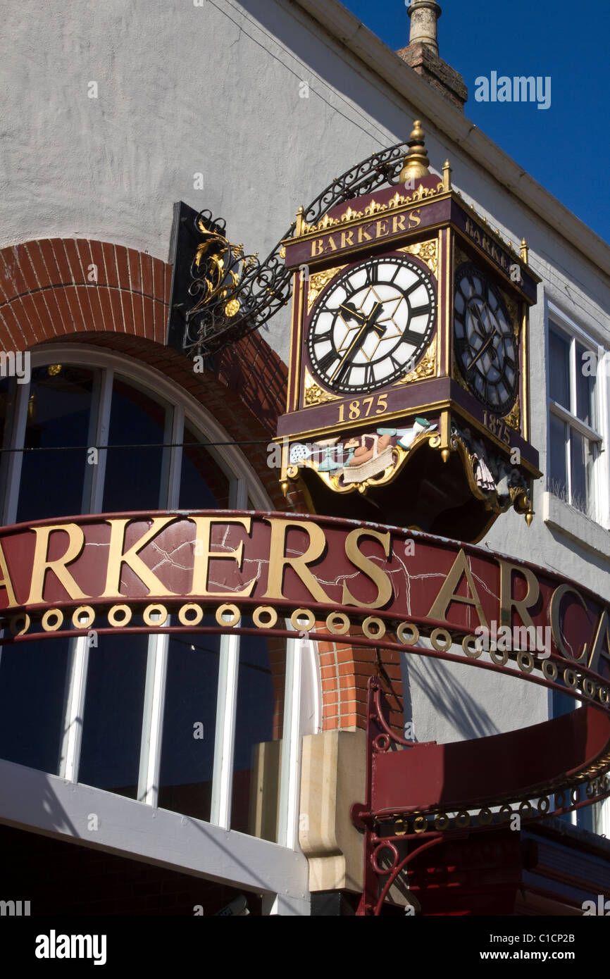 La vieille ville et l'horloge Barkers Arcade à Northallerton, North Yorkshire, England, UK Banque D'Images