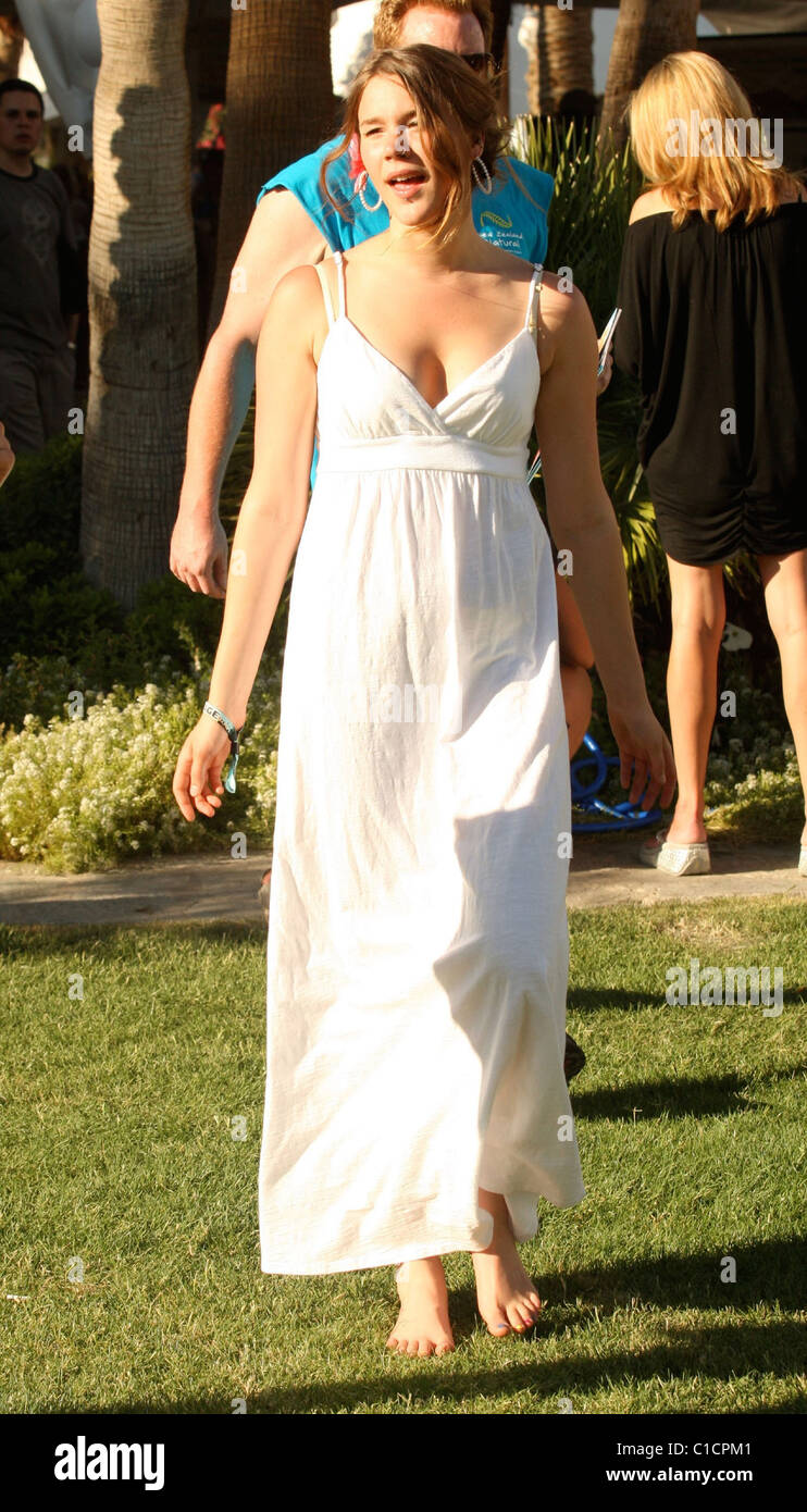 Joss Stone portant une longue robe blanche au Festival de musique Coachella  2009 - Jour 2 Indio, California - 18.04.09 Photo Stock - Alamy