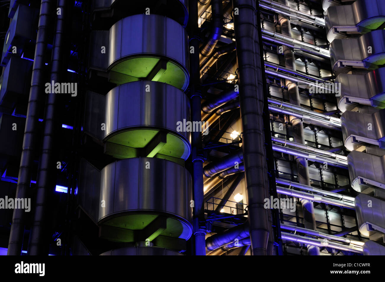 Résumé Détail architectural de la construction de la Lloyds de Londres au crépuscule, Leadenhall Street, London, England, UK Banque D'Images