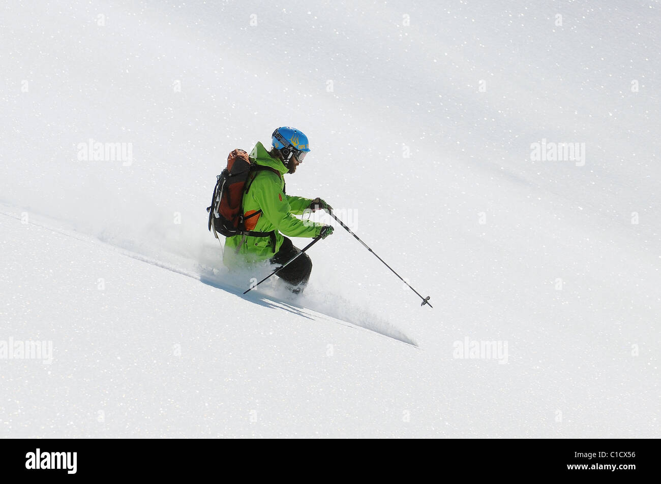 Un skieur de télémark hors piste en poudreuse profonde dans la station de ski française de Courchevel. Banque D'Images