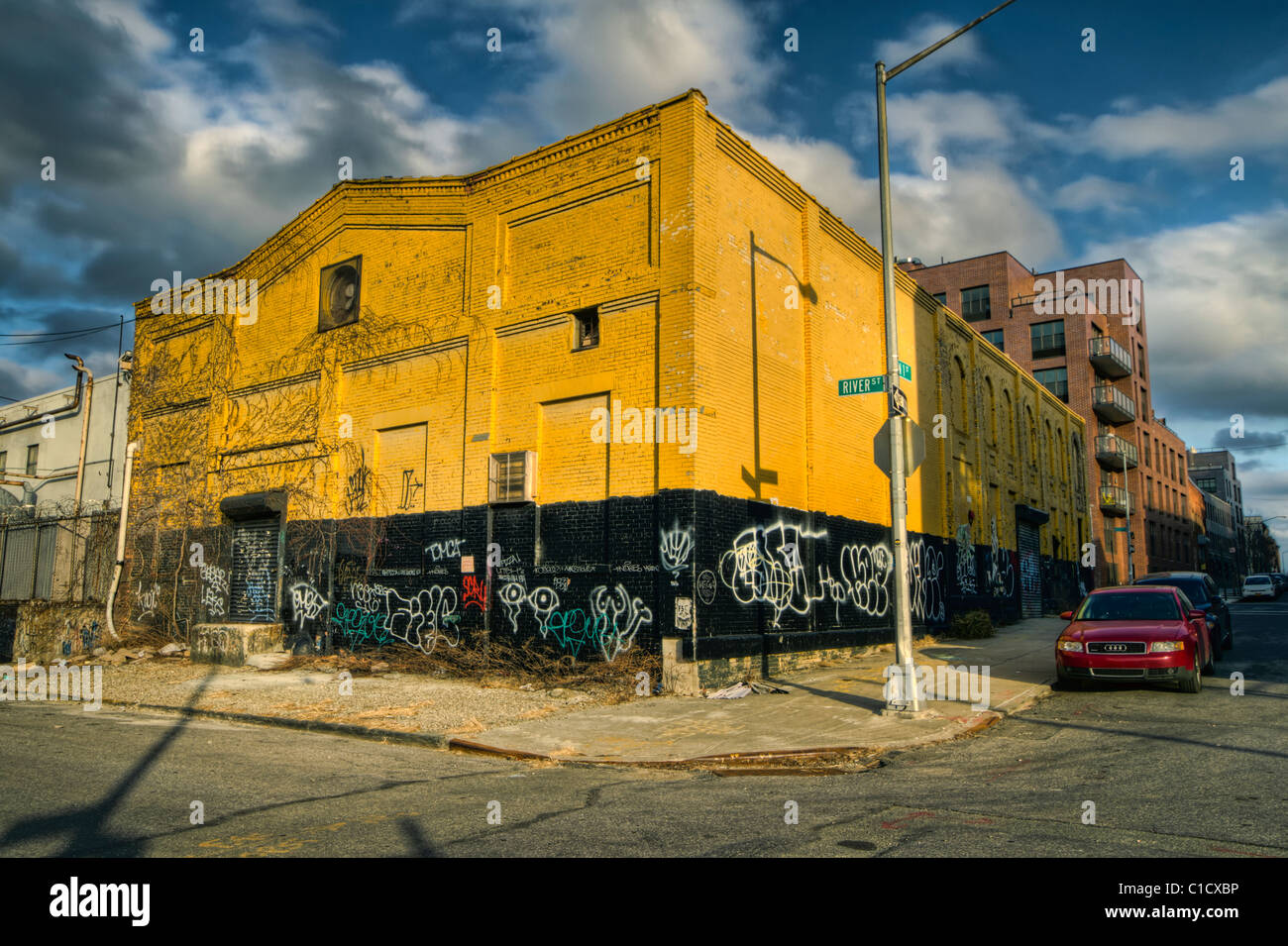 Bâtiment jaune à Williamsburg, Brooklyn au coucher du soleil Banque D'Images