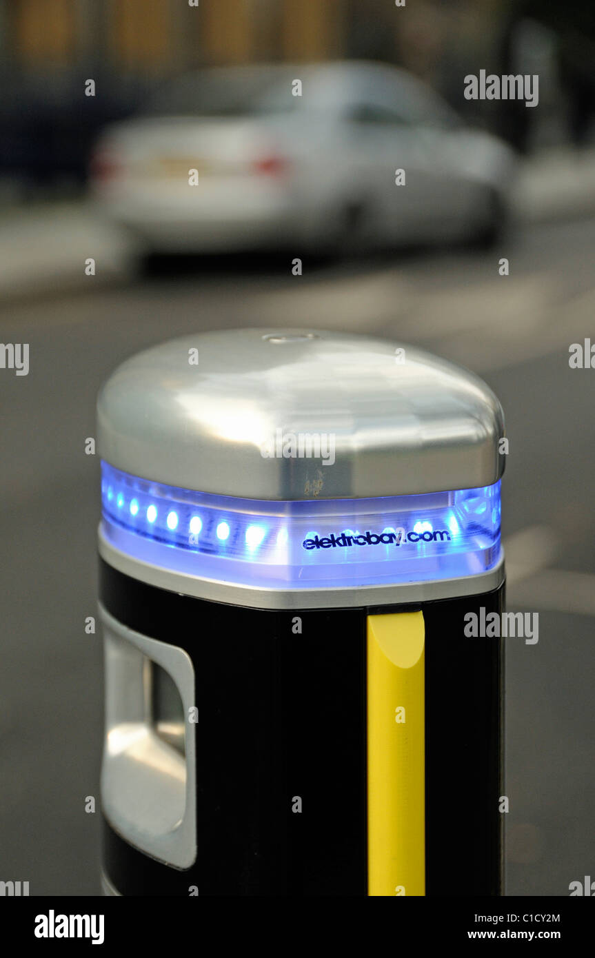 Point de recharge Elektrobay véhicule électrique voiture avec de l'argent en arrière-plan Banque D'Images