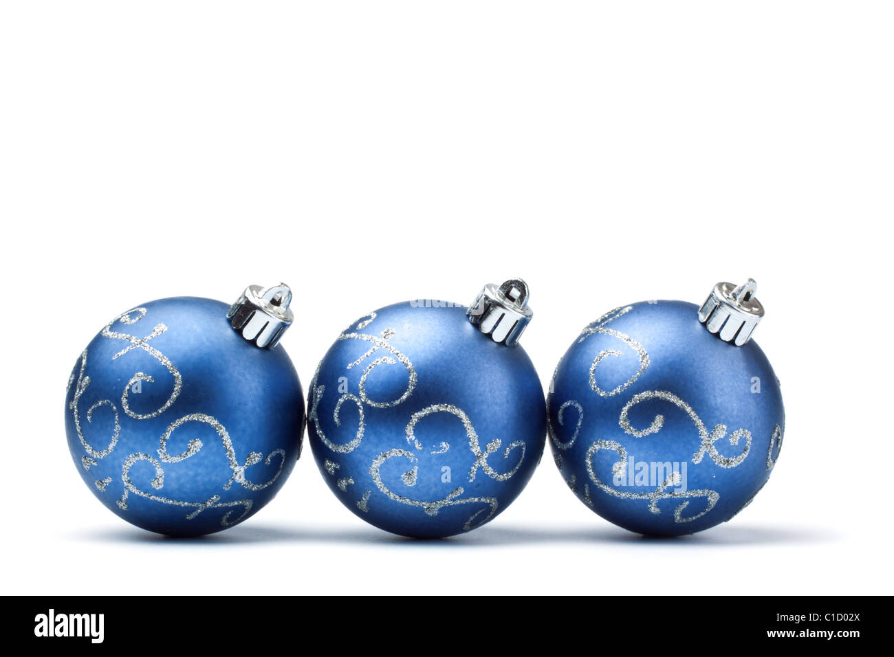 Trois boules de décoration bleu isolated on white Banque D'Images
