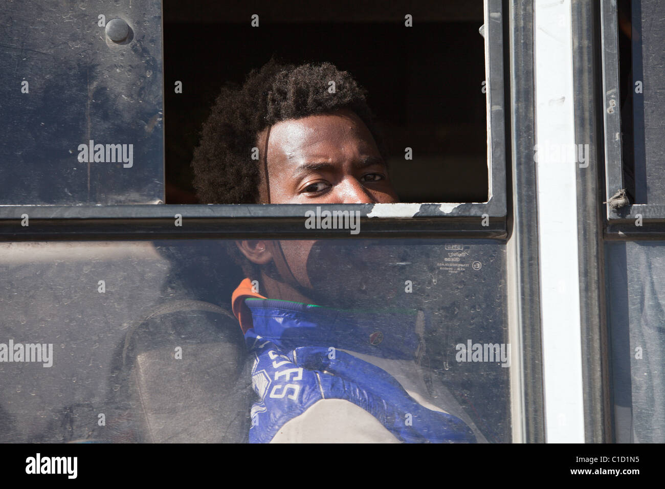 Réfugié dans un bus à la frontière tunisienne, Ben Gardane, Tunisie Banque D'Images