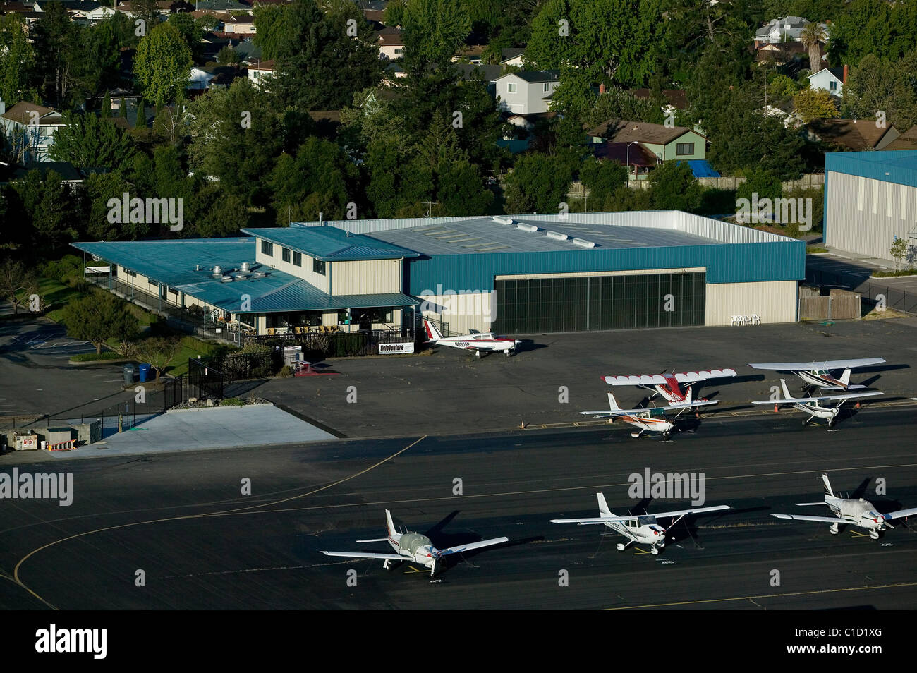 Vue aérienne au-dessus du bâtiment hangar commercial l'Aéroport Municipal de Petaluma en Californie Banque D'Images
