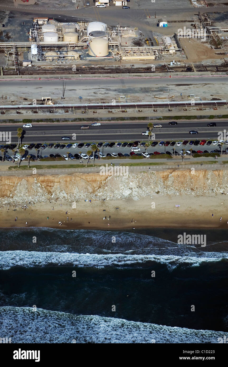 Vue aérienne au-dessus de Huntington Dog Beach à côté de la production des puits de pétrole Huntington Beach Californie Banque D'Images
