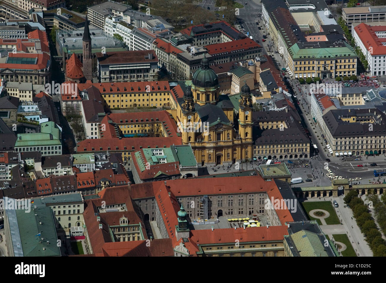 Vue aérienne au-dessus de l'église Theatinerkirche Theatine Munich Allemagne Banque D'Images