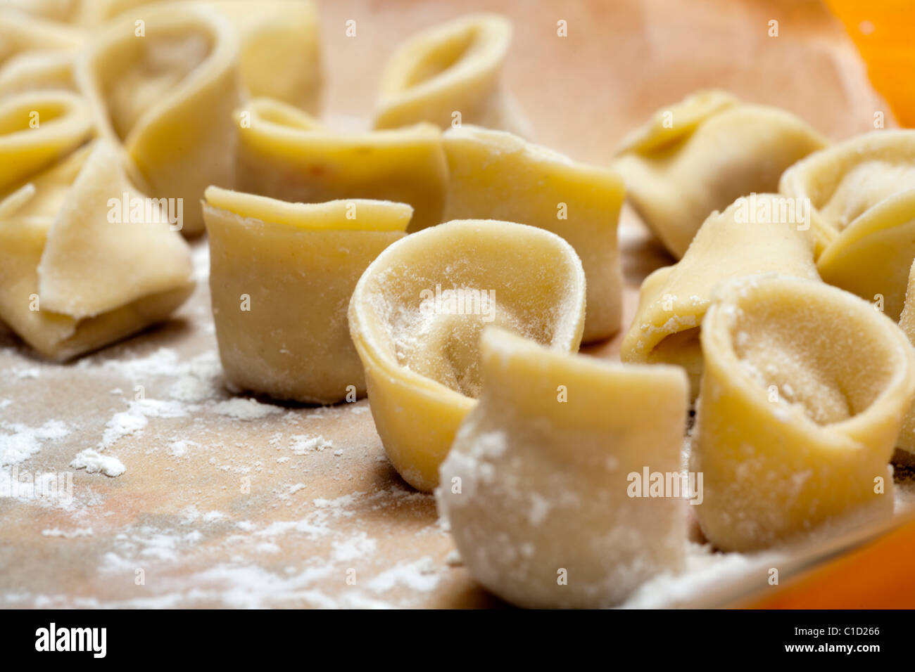 Fait maison, non cuites, cappeletti Banque D'Images