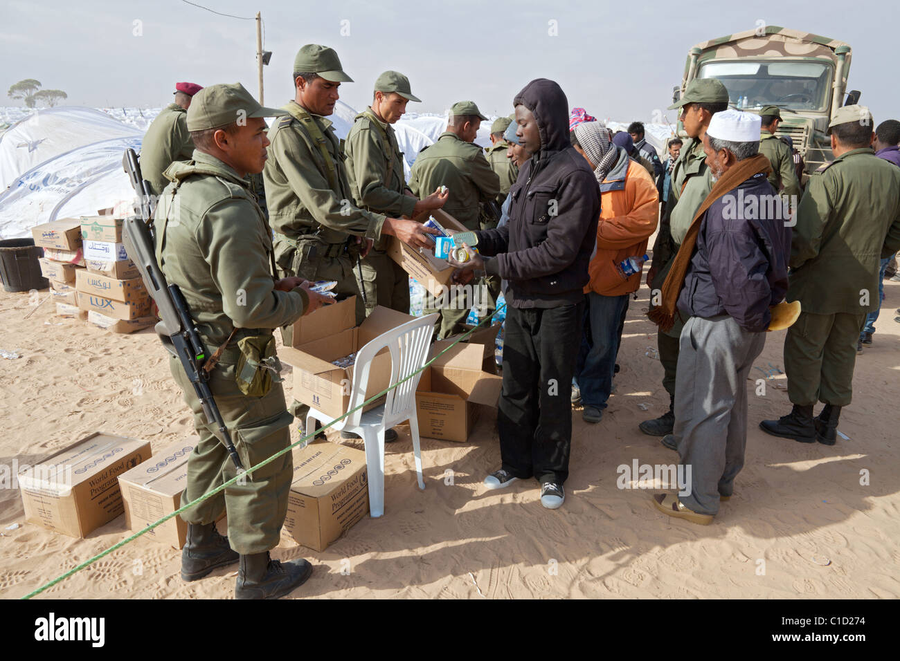 L'armée tunisienne fournissant les réfugiés avec l'alimentation, Ben Gardane, Tunisie Banque D'Images