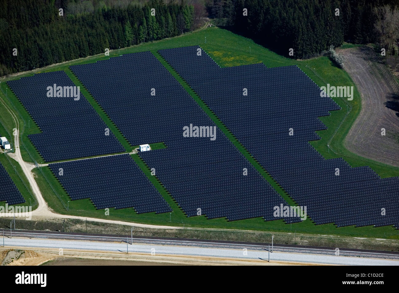 Vue aérienne au-dessus de grande ferme solaire Allemagne Bavière Banque D'Images