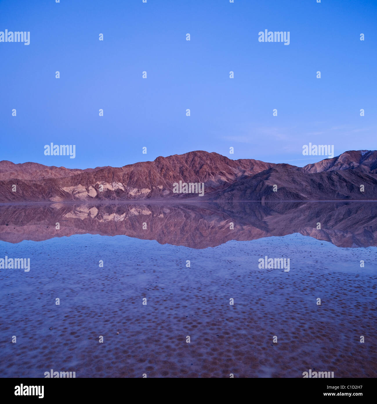 Reflet dans la montagne du Diable inondées Racetrack playa, Death Valley National Park, Californie Banque D'Images