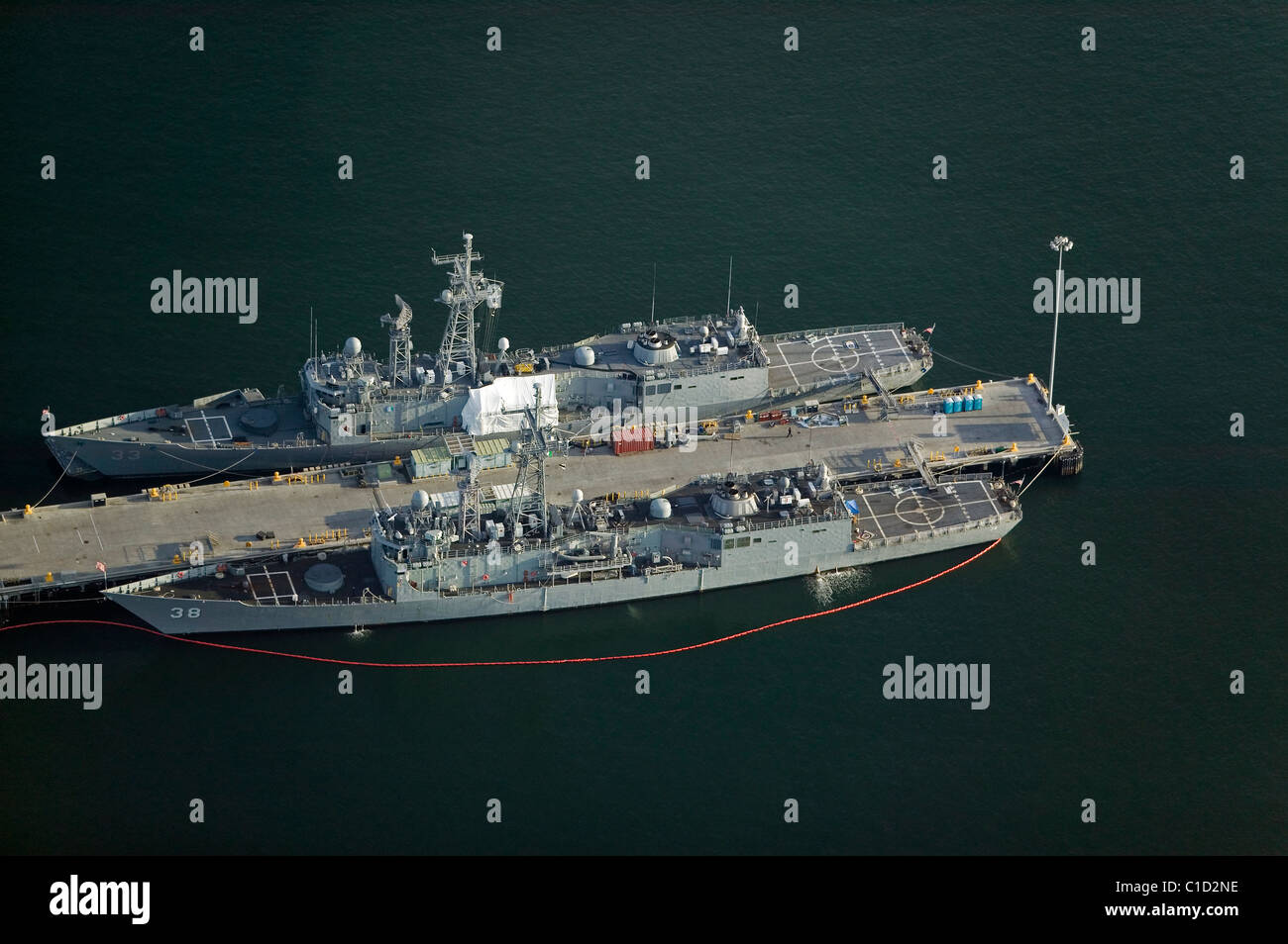 Vue aérienne au-dessus de deux destroyers de la Marine de San Diego en Californie amarrés Banque D'Images
