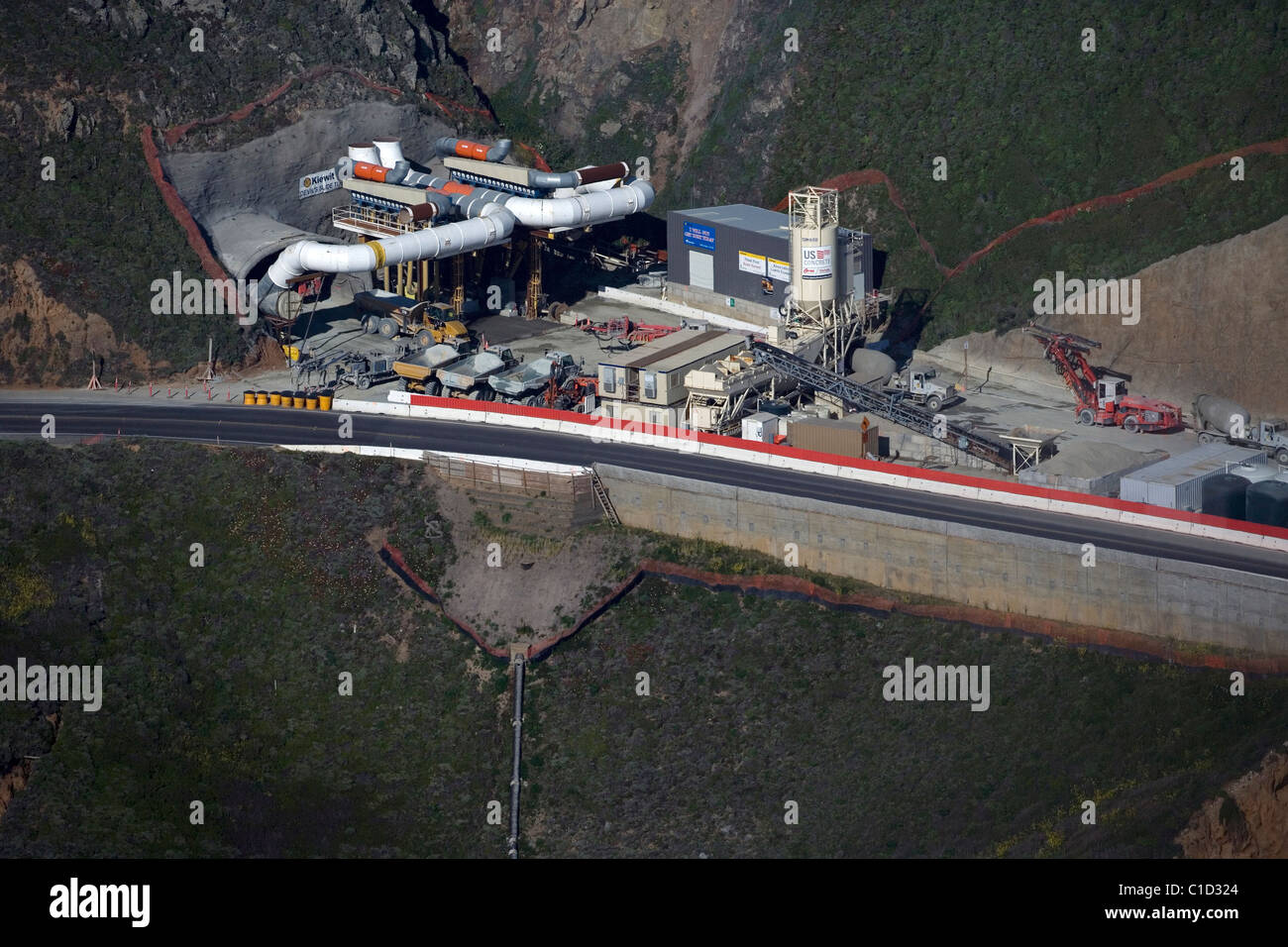 Vue aérienne au-dessus de la construction du tunnel State Route 1 Devil's Slide Montara Pacifica Californie Banque D'Images