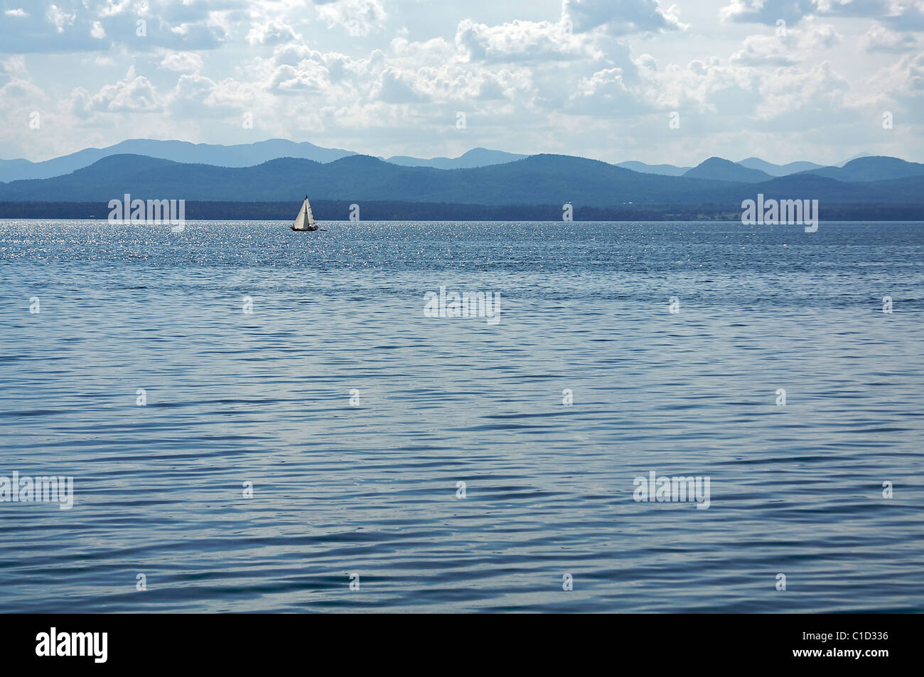 Un voilier sur le lac Champlain Banque D'Images