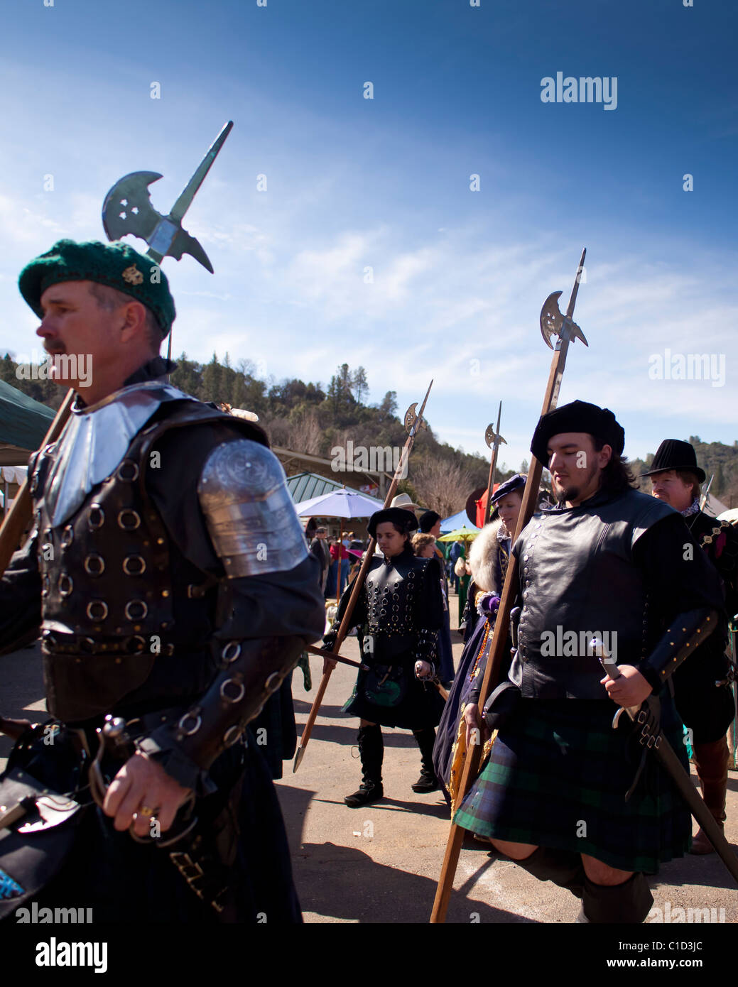 La procession de burly hommes escorter la reine à la Sonora en Californie Faire celtique Banque D'Images