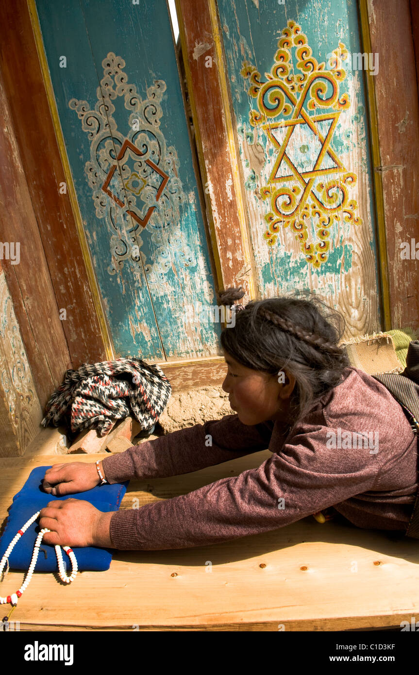 Pèlerins tibétains sur leur façon de monastère de Labrang. Banque D'Images