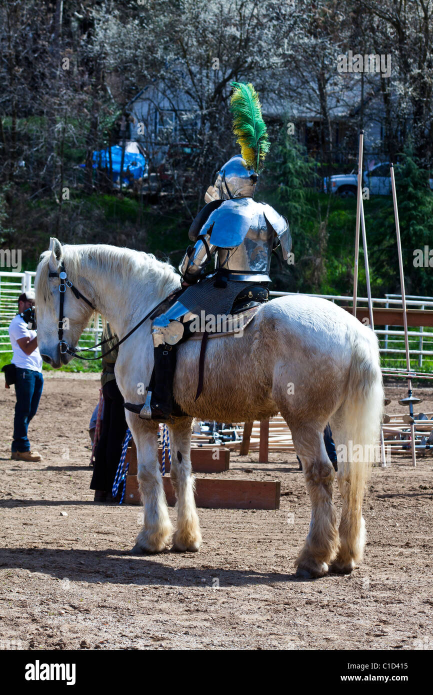 Un chevalier qui attendait son tour au concours de joute au Festival celtique de Californie Sonora Banque D'Images