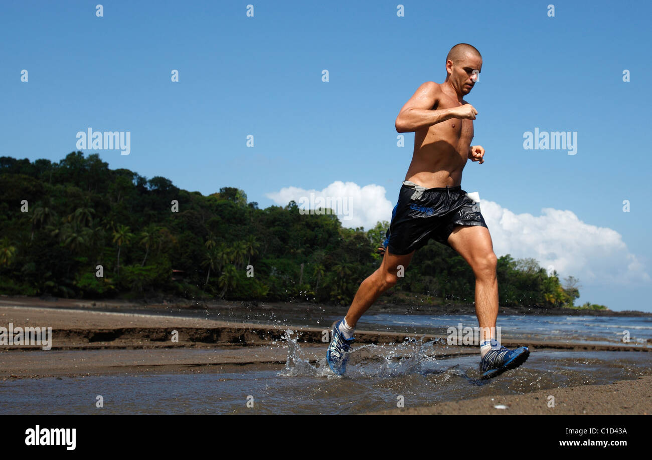 Concurrent dans la forêt tropicale côtière Défi courir course cross-country en baie Drake, péninsule d'Osa, au Costa Rica Banque D'Images