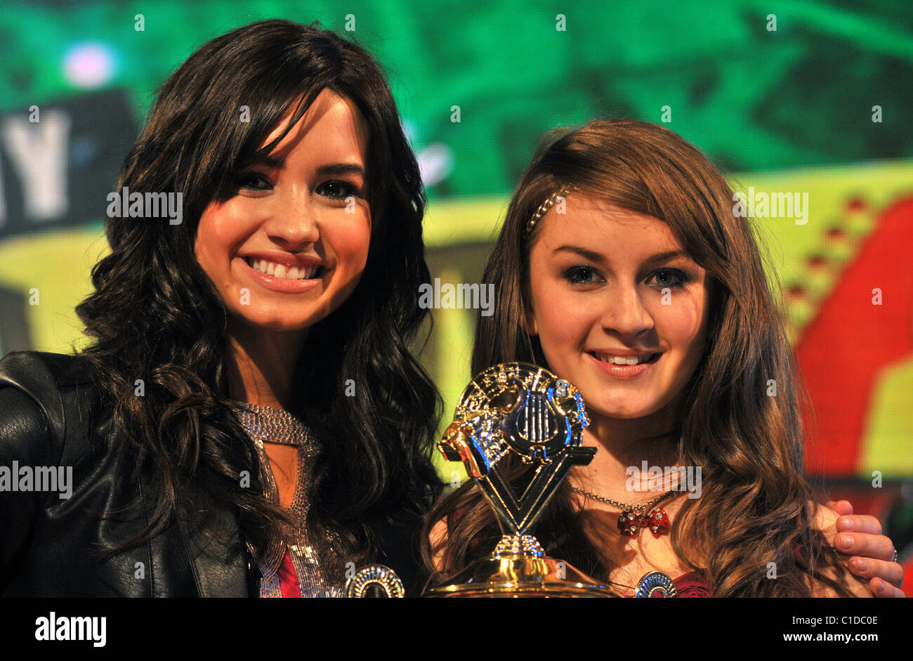 Holly Hull et Demi Lovato My Camp Rock : résultats montrent - enregistrement TV tenue au Riverside Studios à Londres, Angleterre - 24.04.09 Banque D'Images