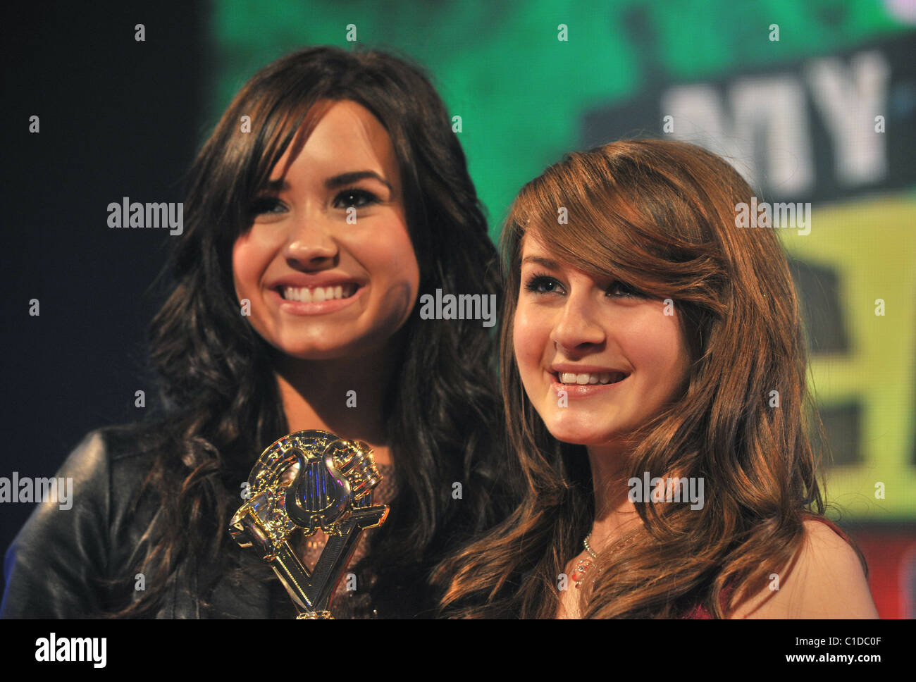 Holly Hull et Demi Lovato My Camp Rock : résultats montrent - enregistrement TV tenue au Riverside Studios à Londres, Angleterre - 24.04.09 Banque D'Images