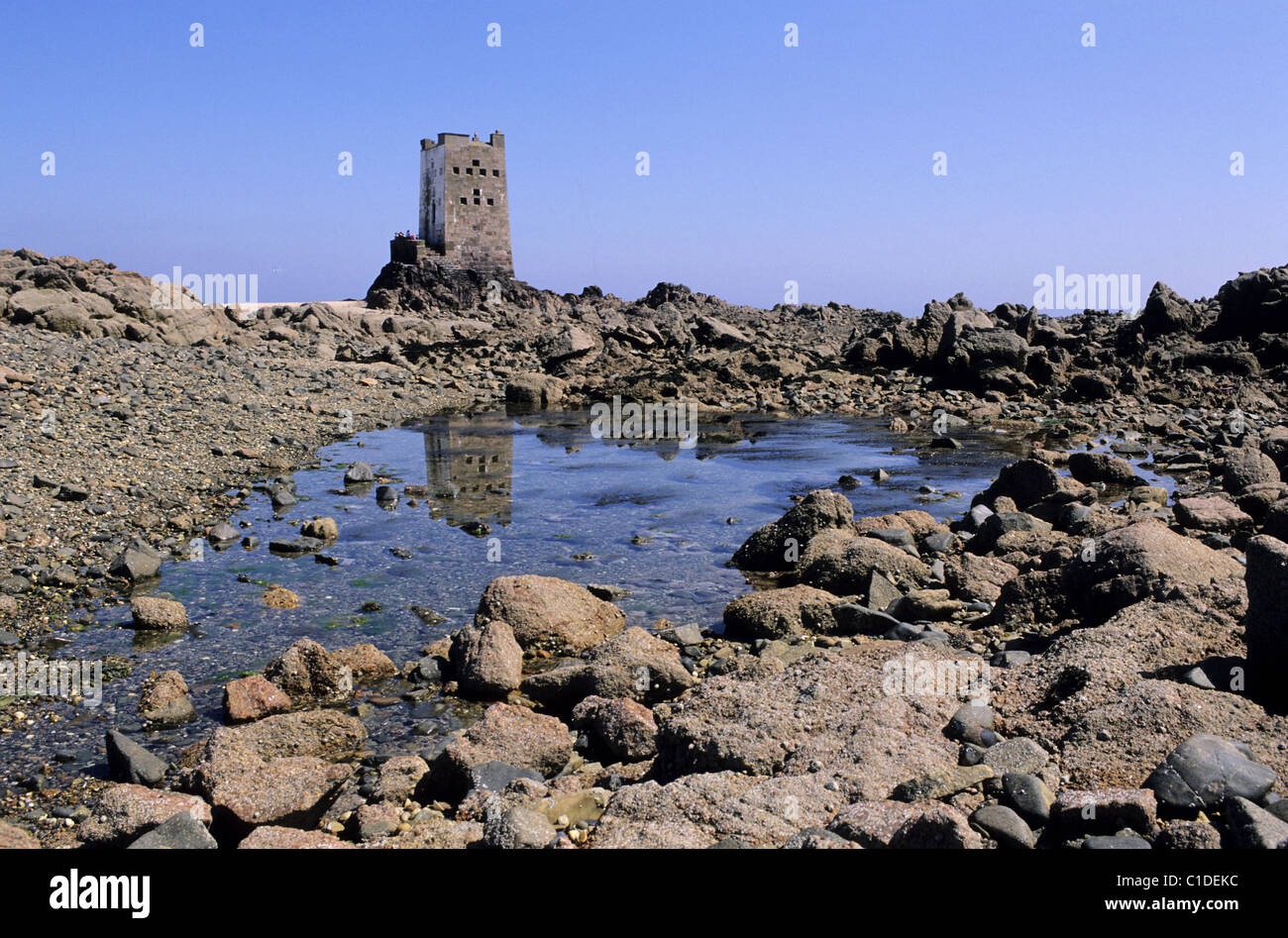 Royaume-uni, Channel Islands, Île de Jersey, Seymour Tower à La Rocque au cours de l'eau faible Banque D'Images