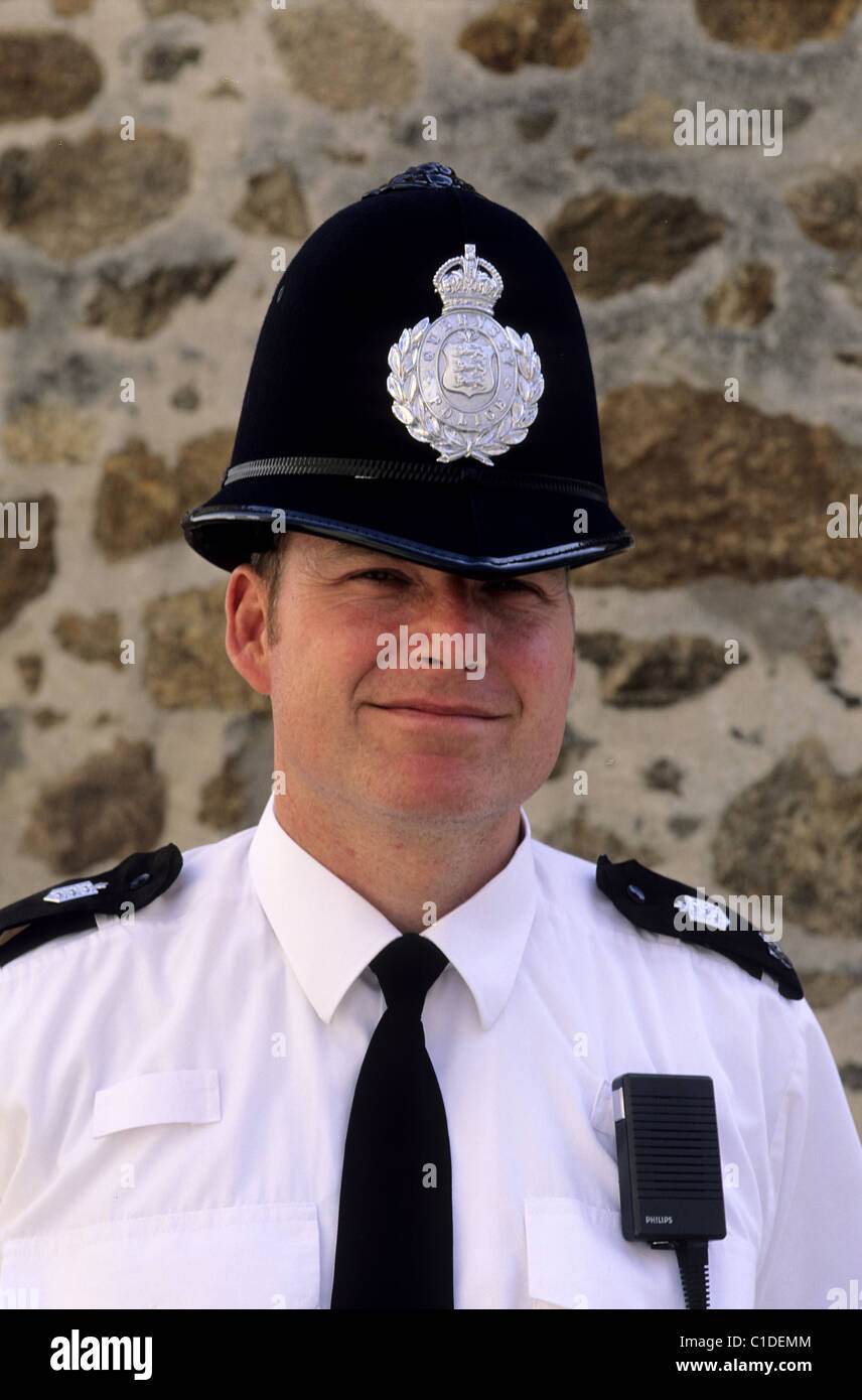 Royaume-uni, Channel Islands, l'île de Guernesey, agent de police portant un chapeau style Bobby Banque D'Images