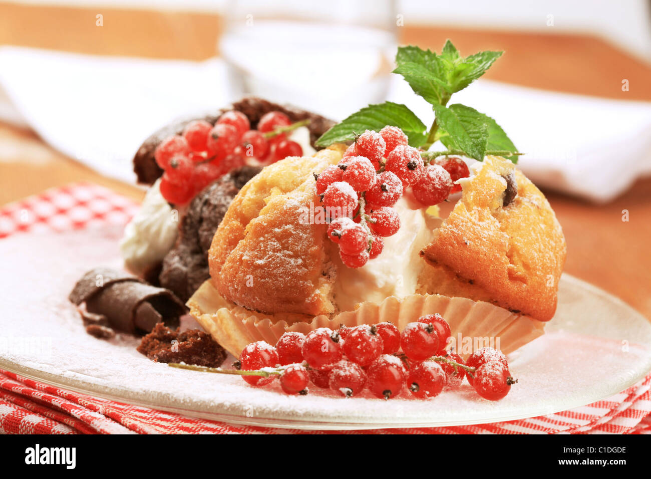 Muffins frais avec du fromage et de groseille rouge Banque D'Images