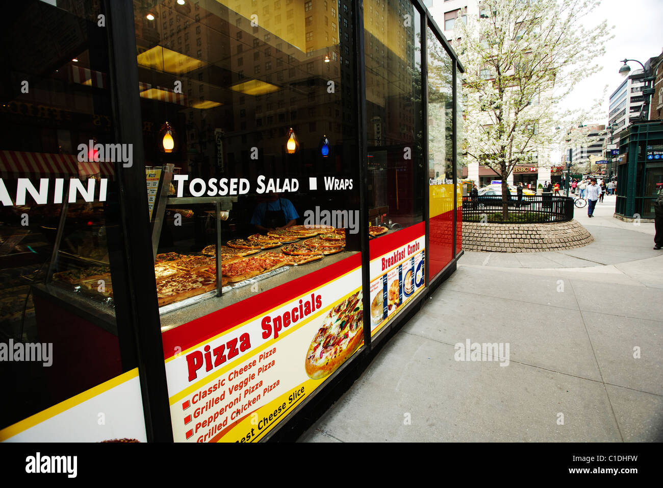 En dehors d'un salon de pizza à Manhattan New York Banque D'Images