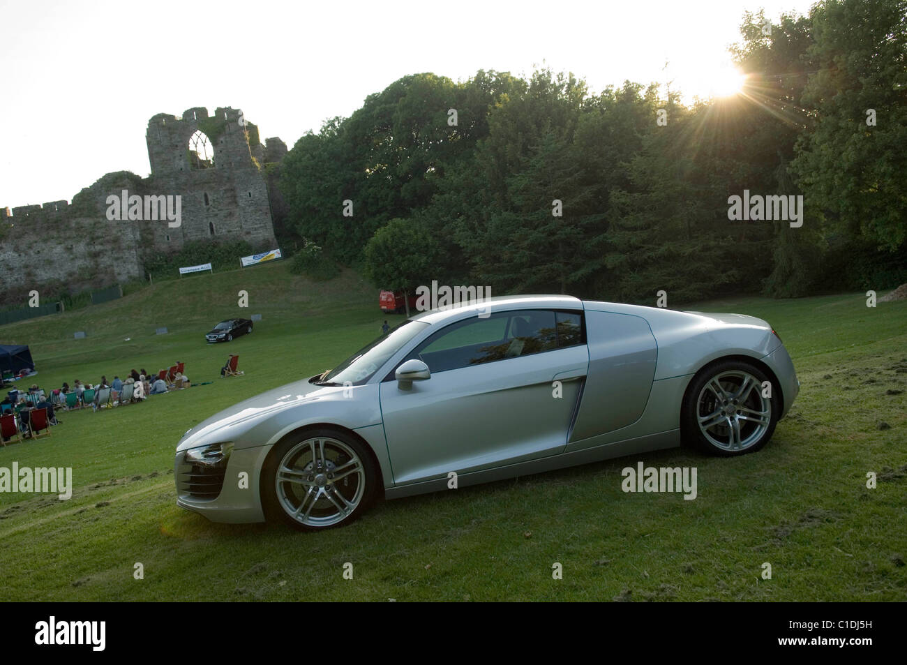 Audi R8 voiture de sport garée dans le parc du château d'Oystermouth dans le petit village de Mumbles près de Swansea. Banque D'Images