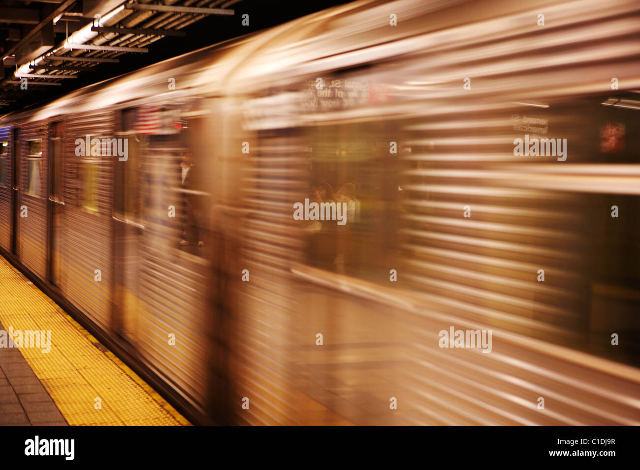 Les wagons du métro de New York City que les banlieusards autour de la zone métropolitaine de New York City Banque D'Images