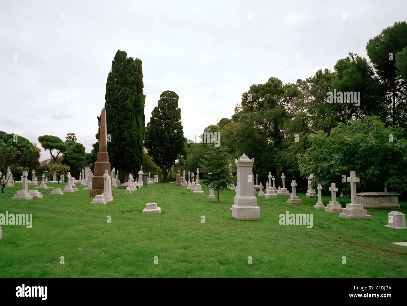 Tombes dans le cimetière de Haider Pasha, le cimetière de guerre britannique à Uskudar à Istanbul en Turquie. Banque D'Images