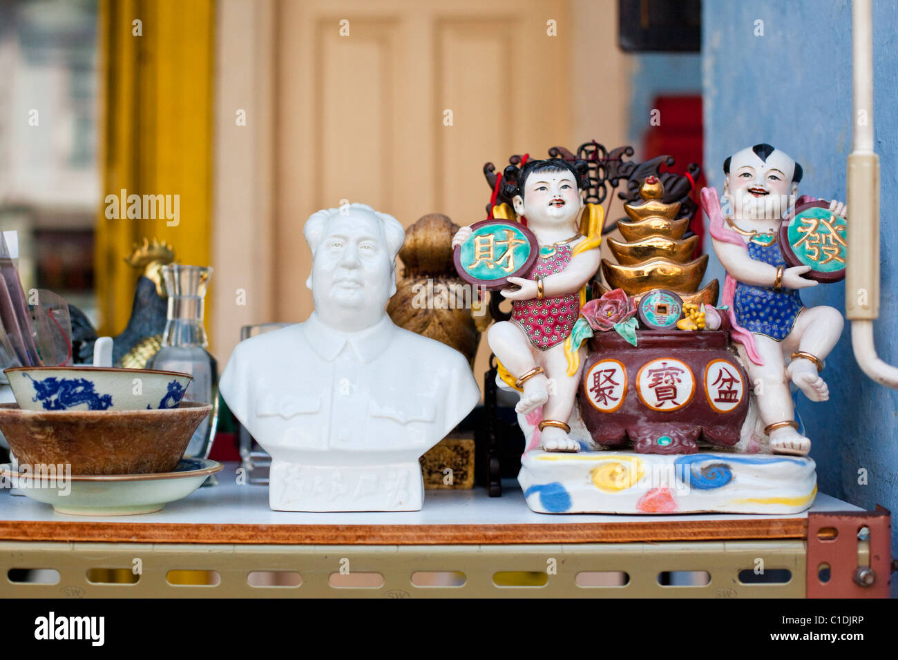 Ornements kitsch et autres souvenirs chinois à vendre à Chinatown, Singapour Banque D'Images