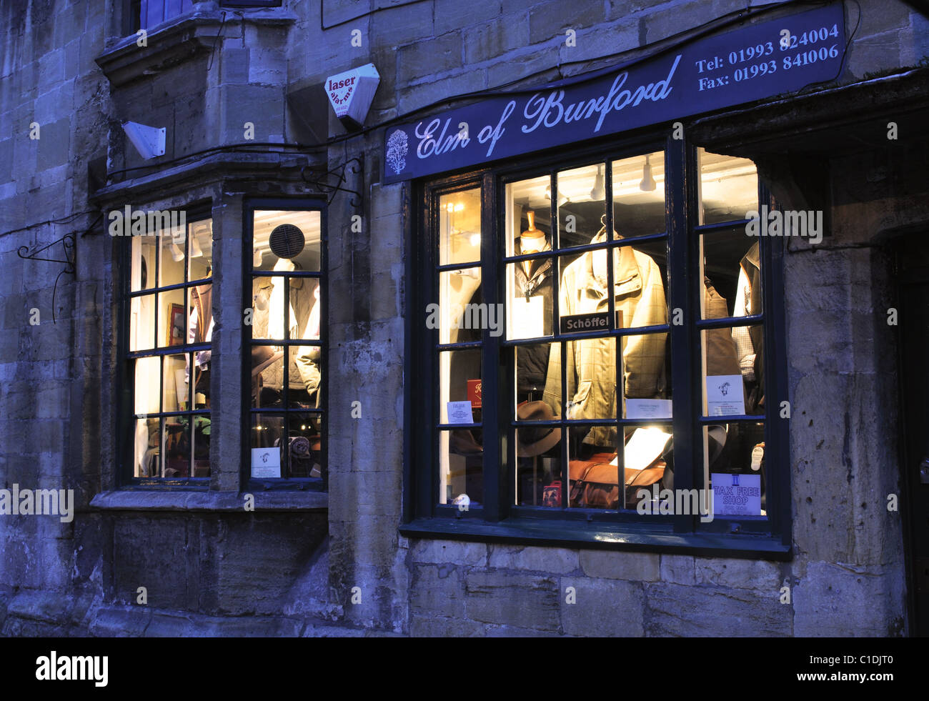 Shop windows dans High Street, Burford, Oxfordshire, England, UK Banque D'Images