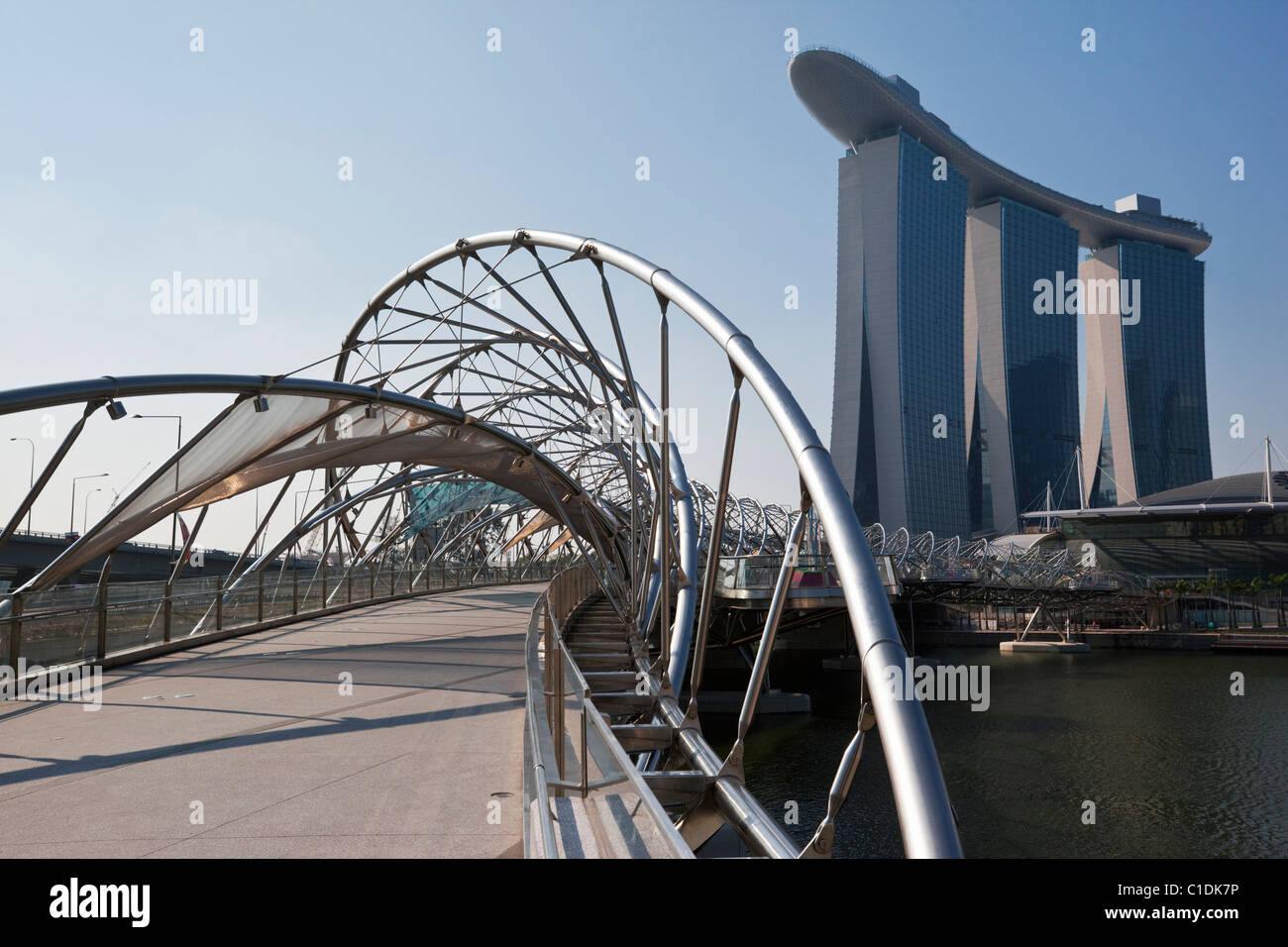 L'Helix Bridge et Marina Bay Sands de Singapour. Le complexe de l'hôtel comprend un casino, un centre commercial et du Musée de l'ArtScience. Banque D'Images