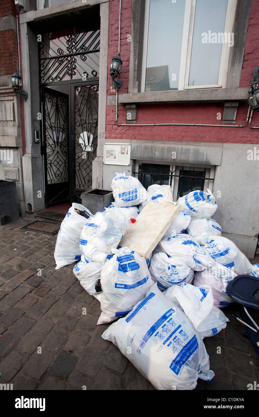 Sacs de poubelle à l'extérieur d'une chambre à Bruxelles Photo Stock - Alamy