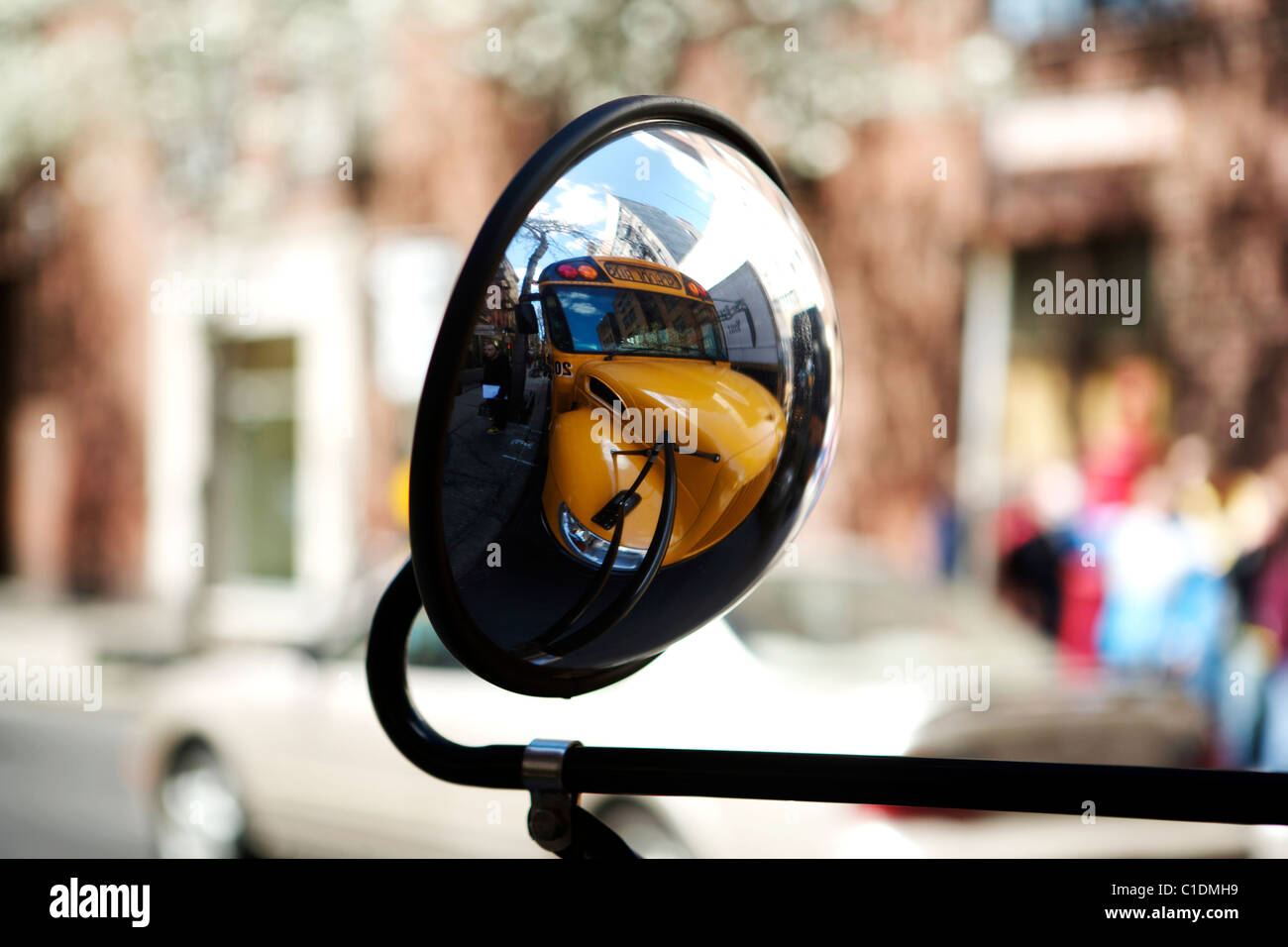 La réflexion d'un nouveau district de New York school bus jaune dans son propre miroir rétroviseur dans le West Village, New York City, USA Banque D'Images