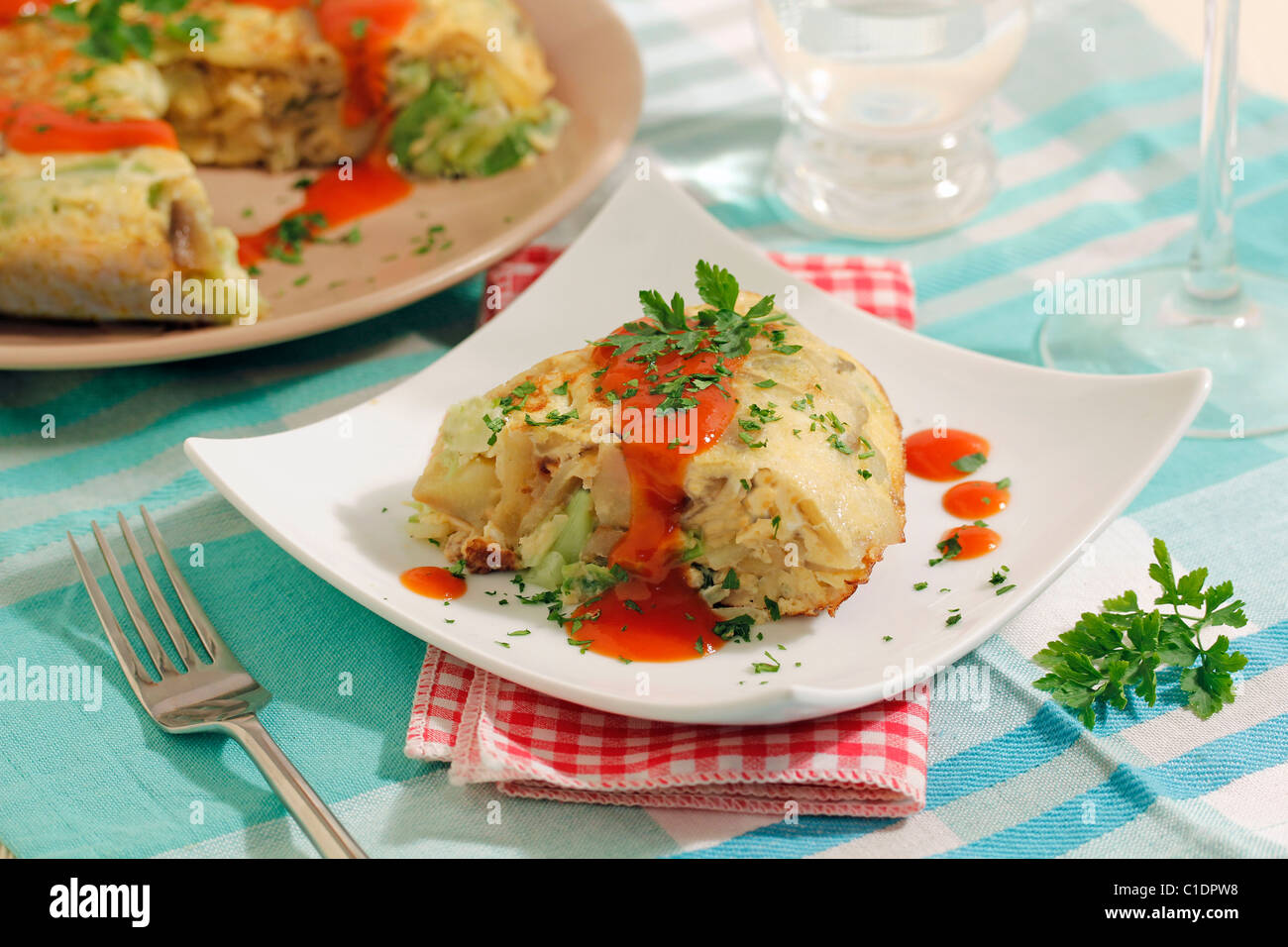 Omelette de pommes de terre avec des ails. Recette disponible. Banque D'Images