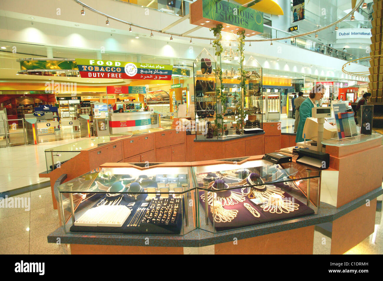 Emirats arabes unis, dubaï, free shop à l'aéroport : 4 kilos d'or vendus par jour et des voitures de luxe a gagné à la loterie une fois par mois Banque D'Images