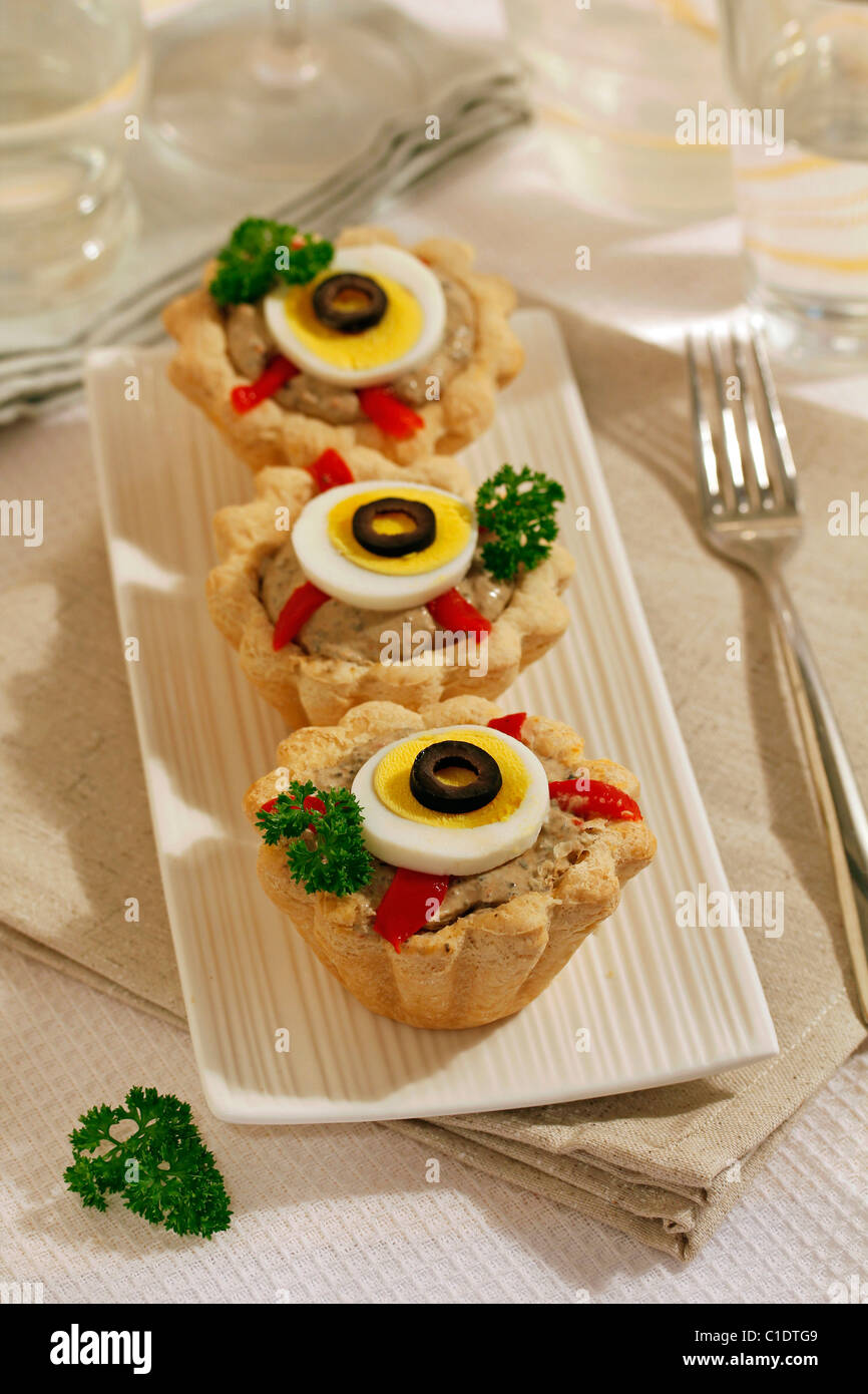Tartelettes avec le fromage et les olives. Recette disponible. Banque D'Images